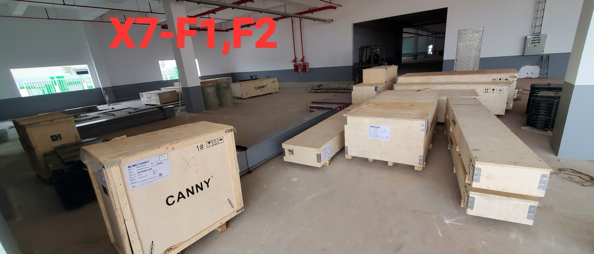 Lô hàng thang máy Canny về công trường chuẩn bị lắp đặt